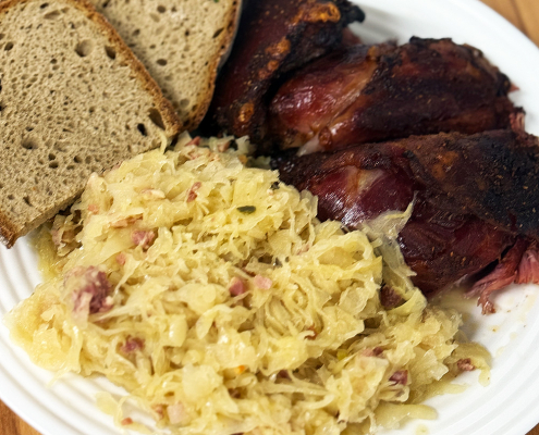 Haxe (ausgelöst) mit Brot und Sauerkraut Haxe (ausgelöst) mit Brot und Sauerkraut
