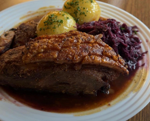 Schäufele mit Knödel und Rotkraut